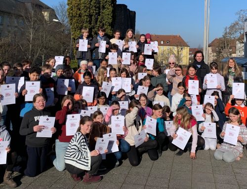 Die Siegerinnen und Sieger der ersten Runde des Landeswettbewerbs „Experimente antworten“ strahlen mit der Sonne um die Wette