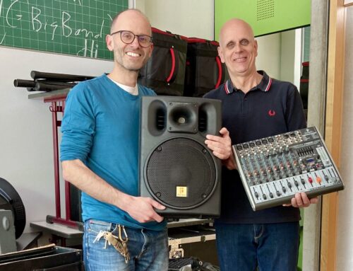Großzügige Sachspende für die Fachschaft Musik von Herrn Norbert Papke