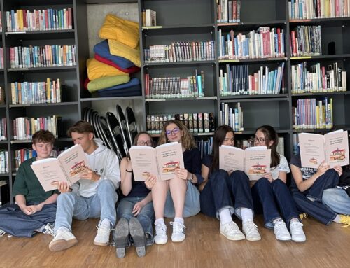 P-Seminar „Leichte Sprache“ – Projektziel geschafft:  Unser Buch „Einfach lesen – Geschichten in Leichter Sprache“
